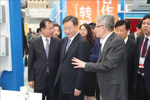 中国贸促会会长姜增伟一行莅临金百博外经公司尼项目展位参观指导